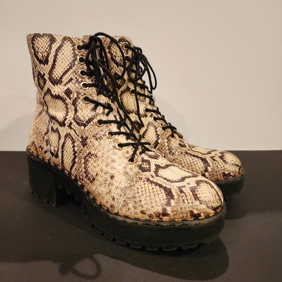 VINCE CAMUTO "Mecale" Leather Python Print COMBAT BOOTS SIZE 8.5M - Picture 6 of 16